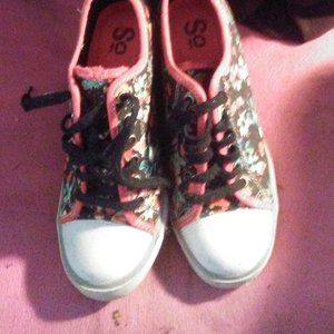 Womens SO Floral Wedge Platform Heeled sneaker shoes size 6 1/2 MEDIUM